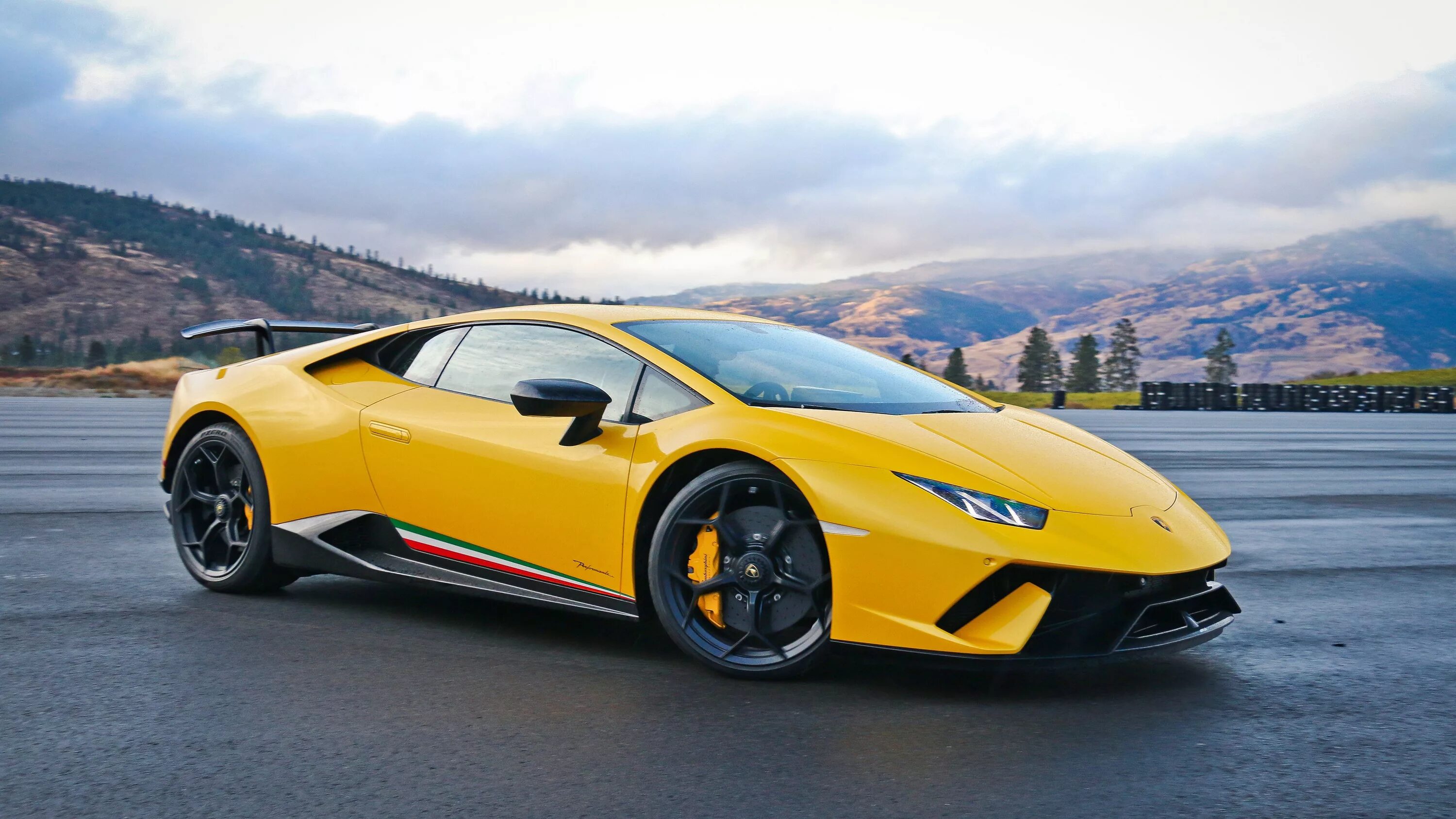 Hurakan. Hurakan. Lamborghini huracan сочи. Белый хуракан. Машина ламборгини хуракан.