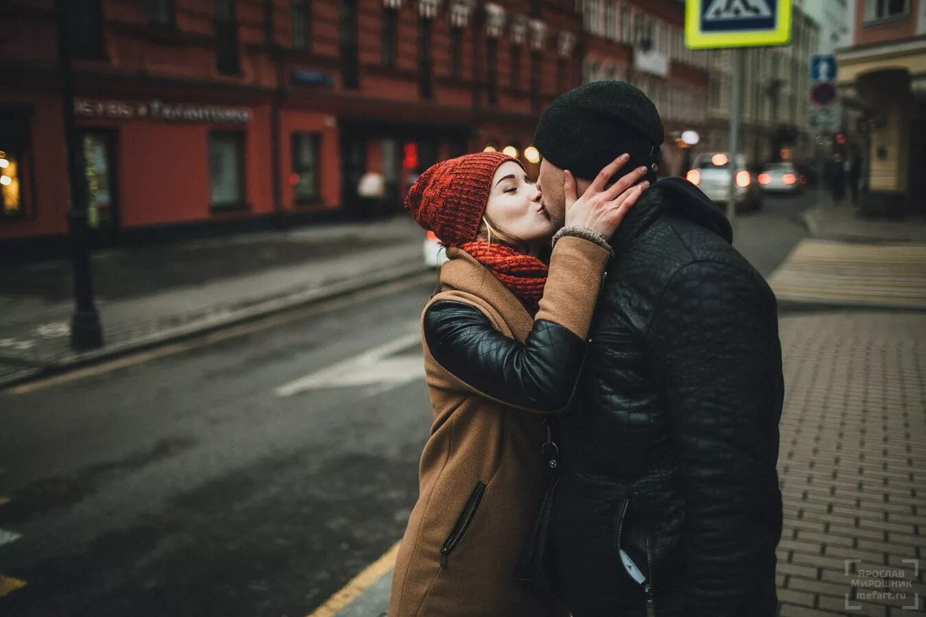 Истории любовь с другом. Фотосессия лав стори в Москве. Фотосессия пары в городе. Поцелуй на улице. Фотосессия лавстори в городе.