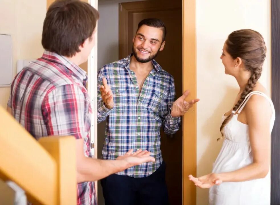 Парень зашел гости в девушку. Приходите в гости. Женщина добытчик в семье. Изменяет парню. Elizabeth jolie bratty.