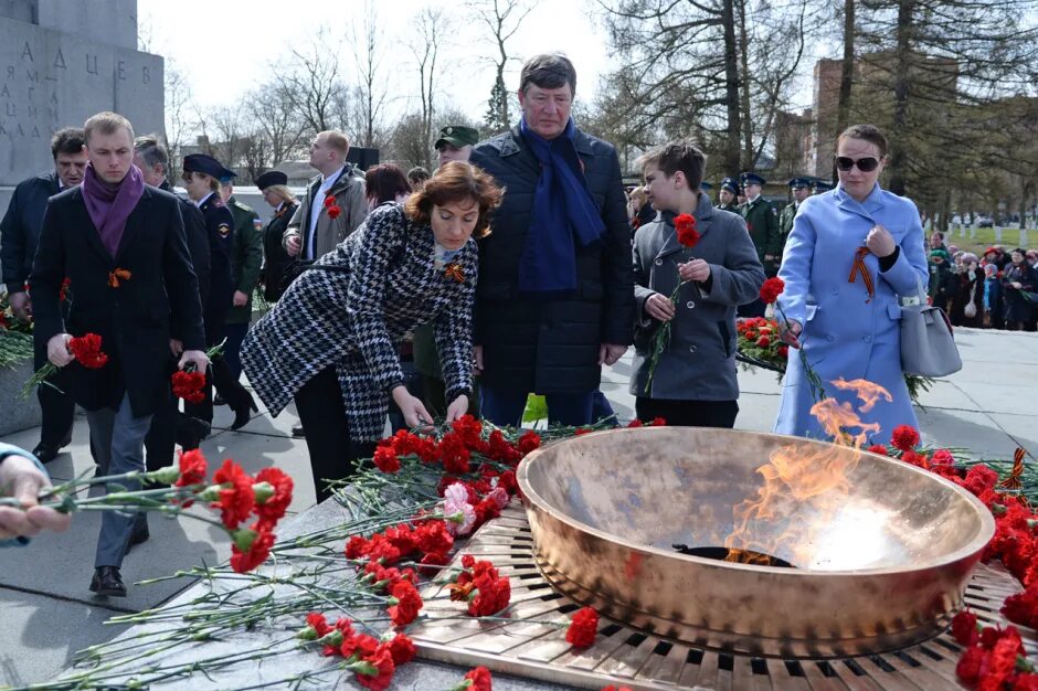 возложение цветов в санкт петербурге. могила парланда смоленское кладбище. возложение цветов в санкт петербурге. возложение цветов к памятнику петра 1 27 мая 2023. мемориал победы.