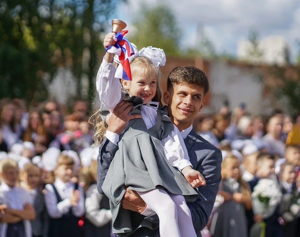 1 сентября как проходит в школе. Первый звонок. первоклассница. первый звонок в школе. первый звонок фото.
