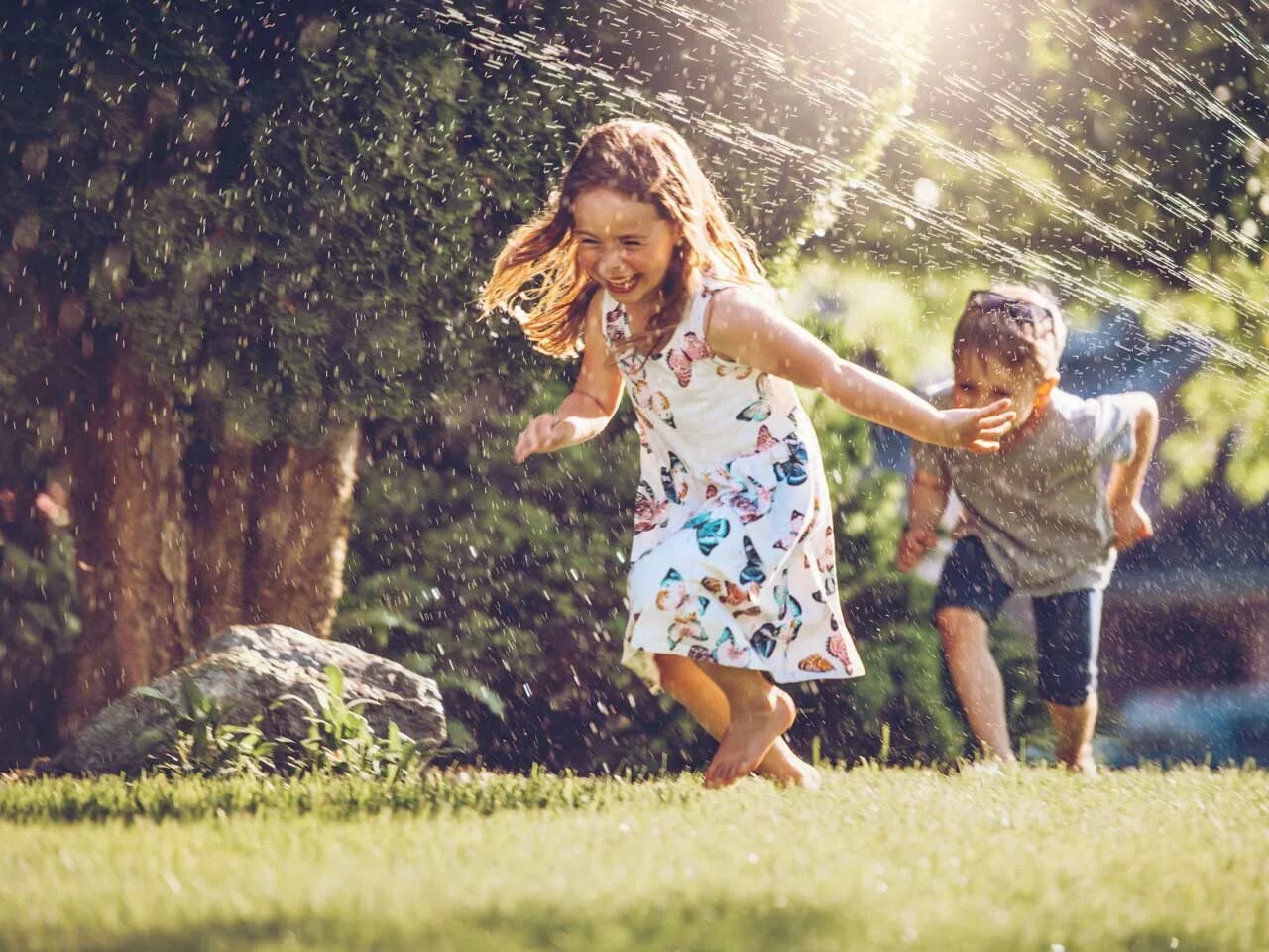 Like little. Мальчик и девочка смеются. Жизнь летом. Это особенное лето. Happy Kids playing.