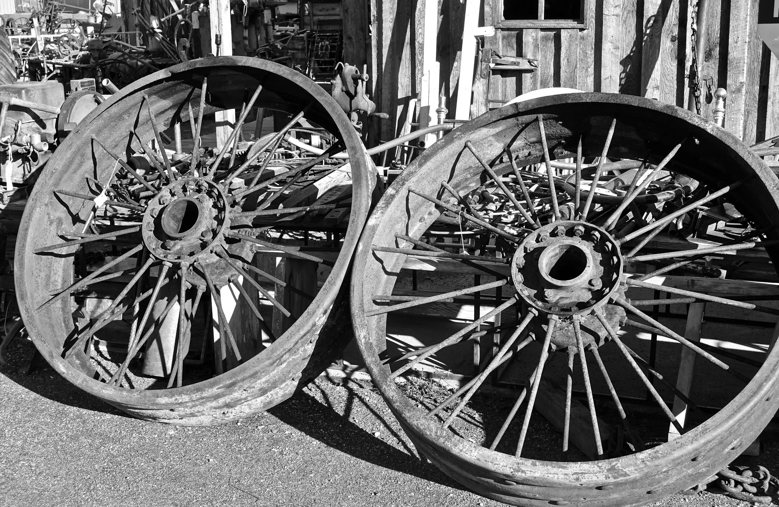 Колеса первых автомобилей. Старинное колесо. Старые металлические колеса. Старое металлическое колесо. Первое колесо.