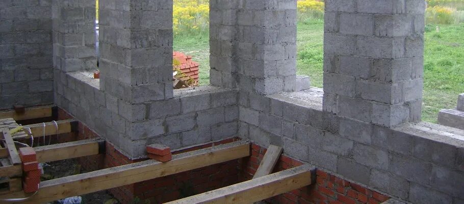 Дом из керамзитобетонных блоков. Дом в пол блока из керамзитобетонных блоков. Дом в пол блока из керамзитобетонных блоков. Дом из керамзитобетонных блоков. Коробка дома из керамзитобетонных блоков.