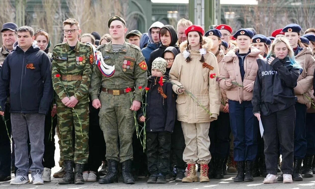 Открытие вахты памяти. Вахта памяти. Вахта памяти 2023 в Подмосковье. Вахта памяти в школе. Место для возложения цветов.