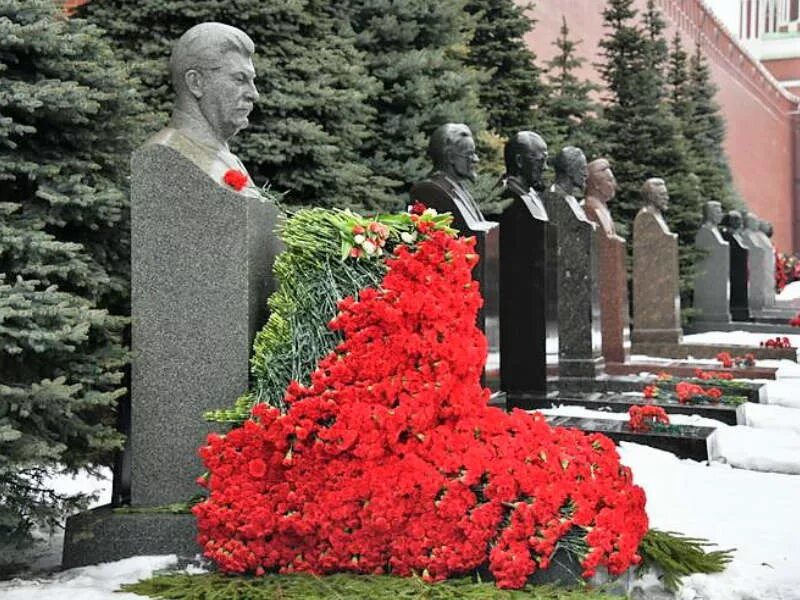 Сталин иосиф виссарионович захоронен. Сталин иосиф виссарионович могила. могила иосифа сталина. могила сталина иосифа виссарионовича. сталин иосиф виссарионович похороны могила.