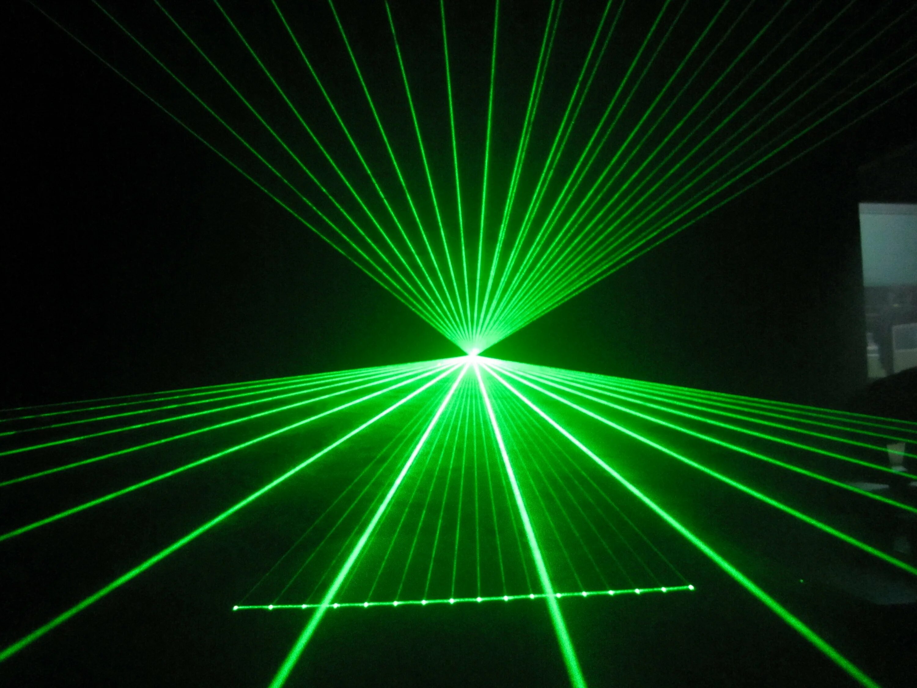 Световые пучки и световые лучи. Лазеры. Лазерный Луч. Лазерное излучение. Зеленый Луч.
