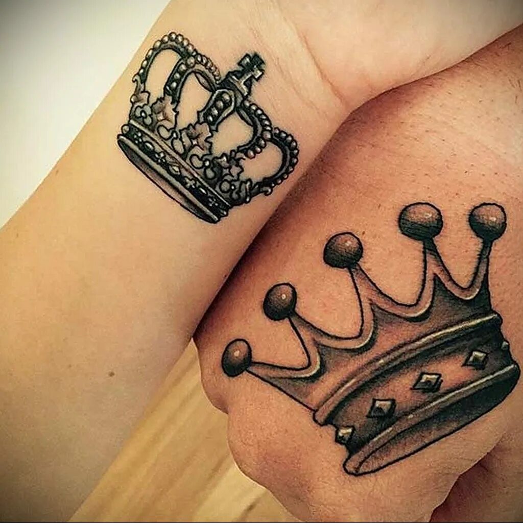 Тату корона. Татуировка корона. Парная тату корона. Тату корона на руке мужские. Парные тату короны.