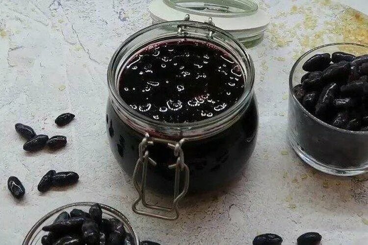 Что можно сделать из жимолости. Ягода жимолость варенье. жимолость конфитюр. варенье из жимолости. варенье жимолости съедобной.