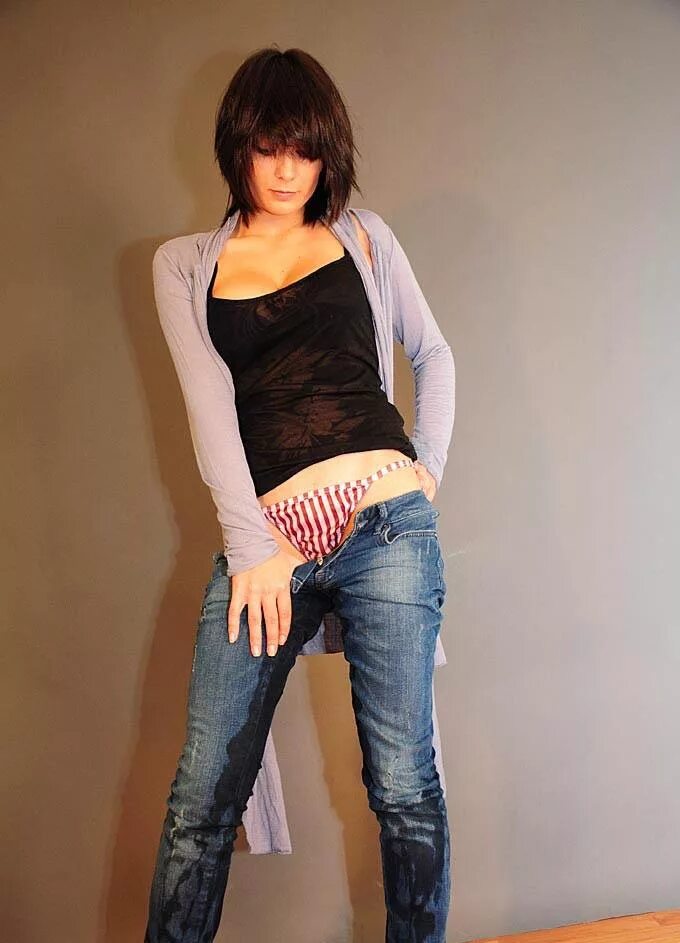 Видео писали девушек в одежде. Девушки писаются в одежде. Девушка описалась. Видео писали девушек в одежде. Женщины сикают на улице.