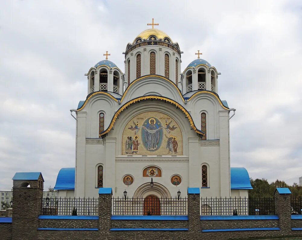 Покровский ясенево. Храм Покрова в Ясенево. Храм Пресвятой Богородицы в Ясенево. Храм в Ясенево в храме Покрова Пресвятой Богородицы. Храм на Айвазовского в Ясенево.