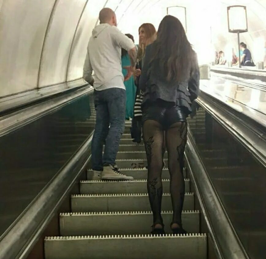Мини юбки в метро. Девушки в метро. Фотосессия в метро. Девушки в юбках в метро.