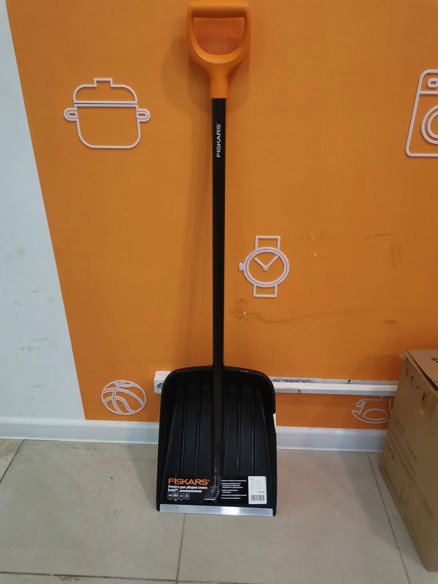 Fiskars solid для снега. Лопата fiskars для уборки снега solid с алюминиевым черенком 1065458. лопата fiskars для снега solid. лопата для уборки снега fiskars solid, с алюминиевым черенком. скрепер ручной для уборки снега solid™ (с алюминиевым черенком) fiskars 1065459.