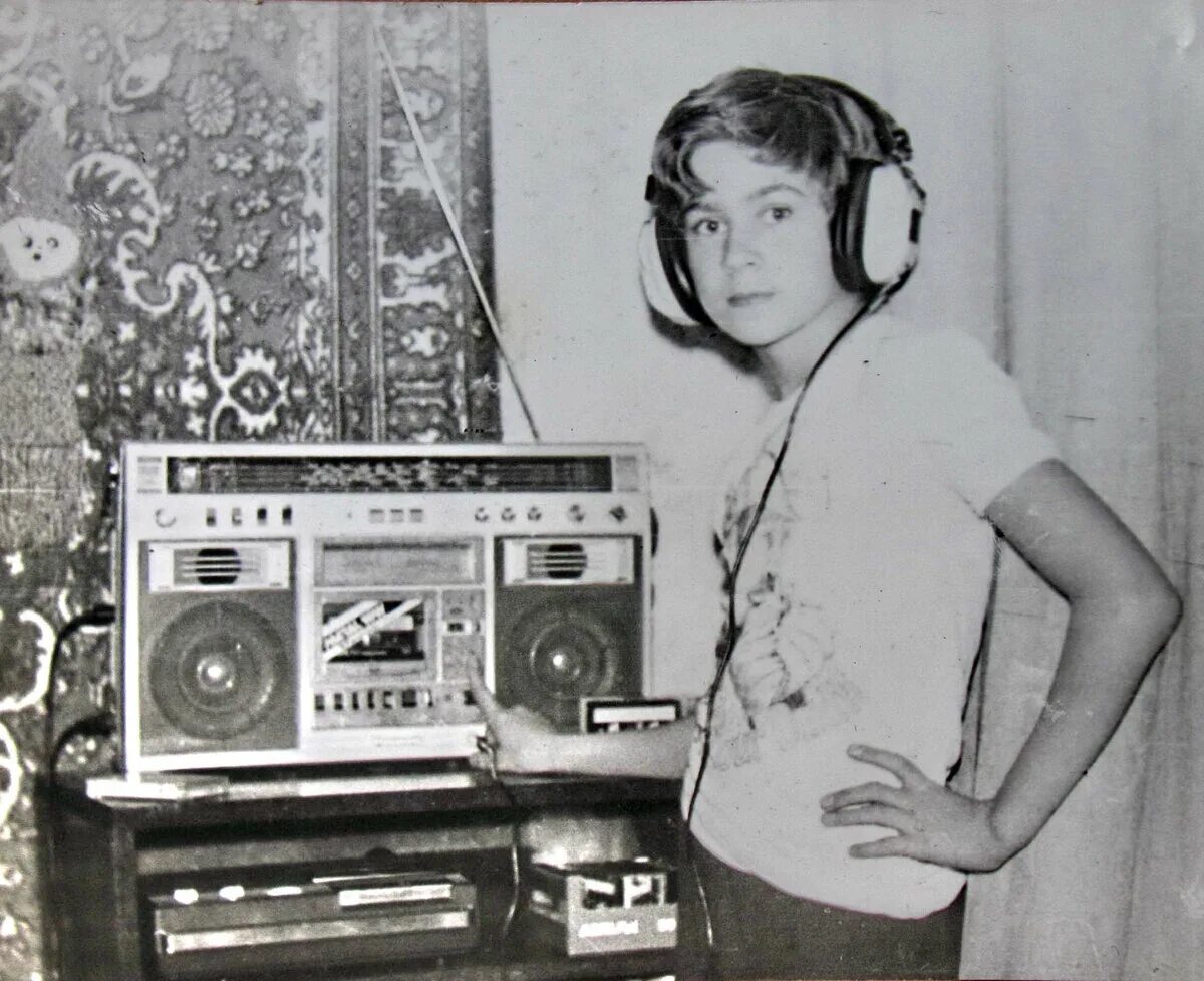 Старый мир песня слушать. Кассетный магнитофон 80е. Магнитофон 90 годов. Советская молодежь с магнитофоном. Человек с кассетным магнитофоном.