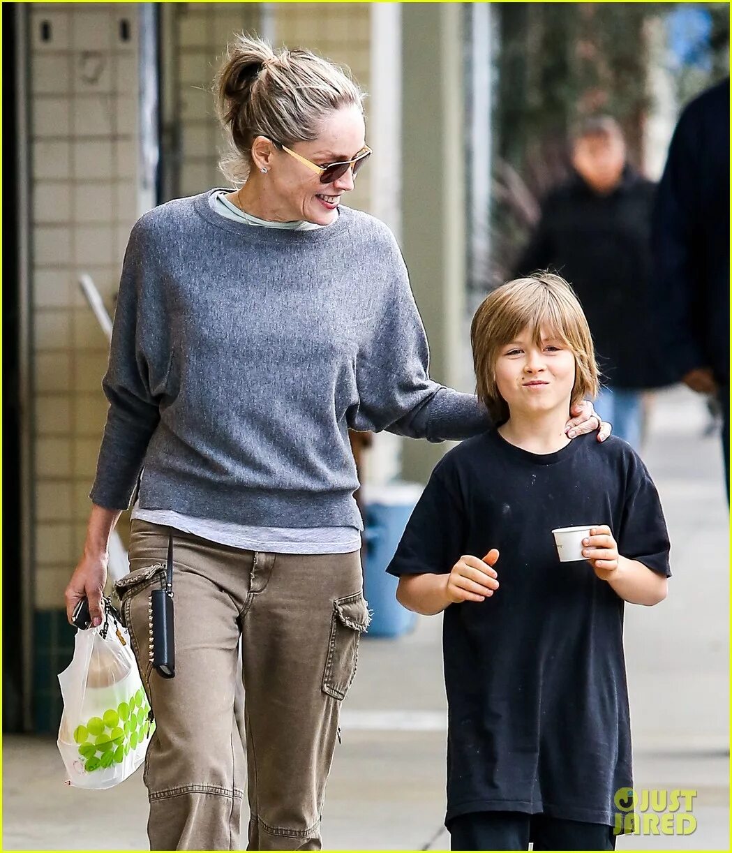 дочь стоуна. шэрон стоун родители. дочь стоуна. Emma stone с дочкой. оливер стоун с женой.