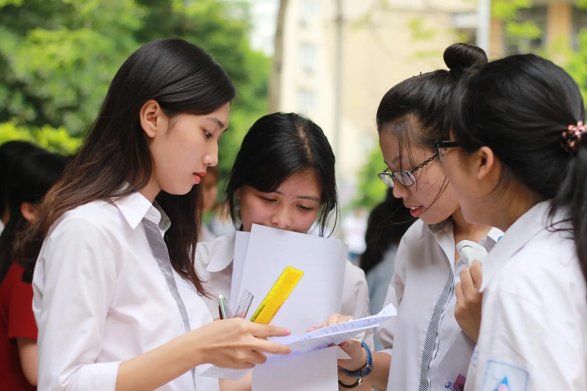 Graduate exams. Hoc sinh lam tinh. Thi. Trieu thi ha. Minh hoa School.