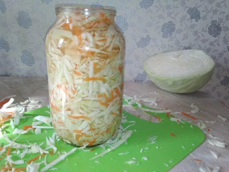 Соленая капуста с маслом. Квашеная капуста в банке. Рассол для капусты. Капуста квашеная 3-х литровая банка. Квашеная капуста рассол.