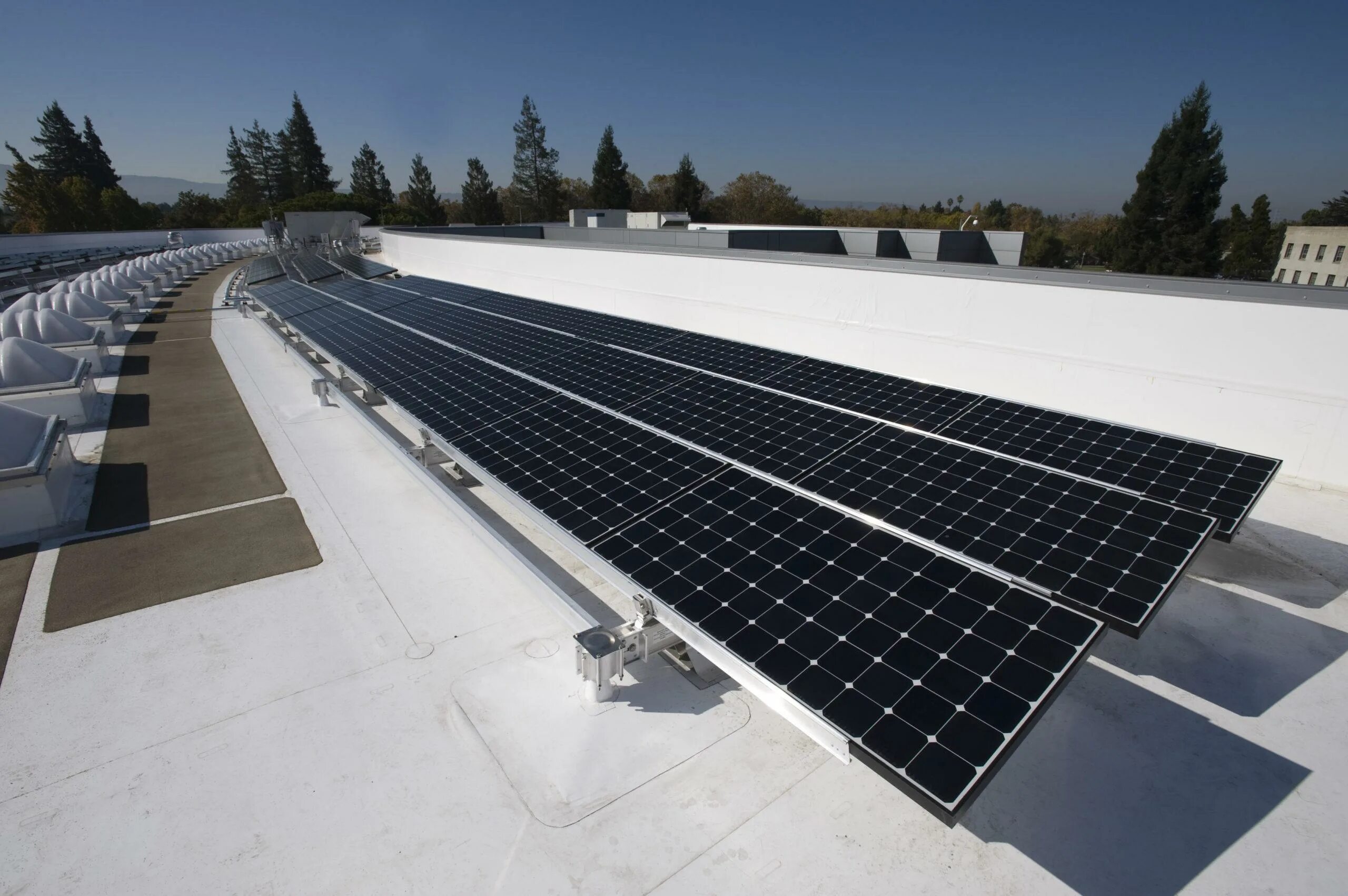 Best solar panels. Крыша из солнечных панелей. Солнечные панели для дома. Солнечные батарея solar panel. Дом с солнечными батареями.