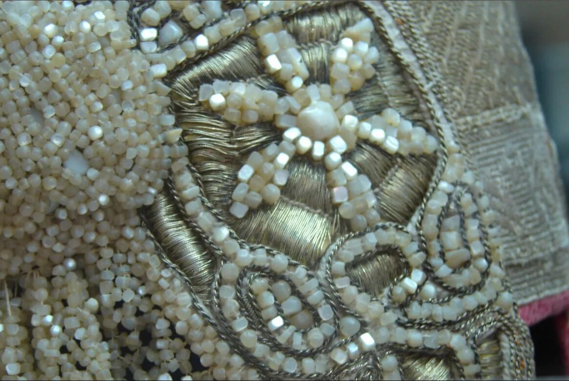 жемчужные украшения на руси. русский жемчуг украшения. русский жемчуг. левадная оплечье. казанская икона божьей матери расшитая жемчугом.