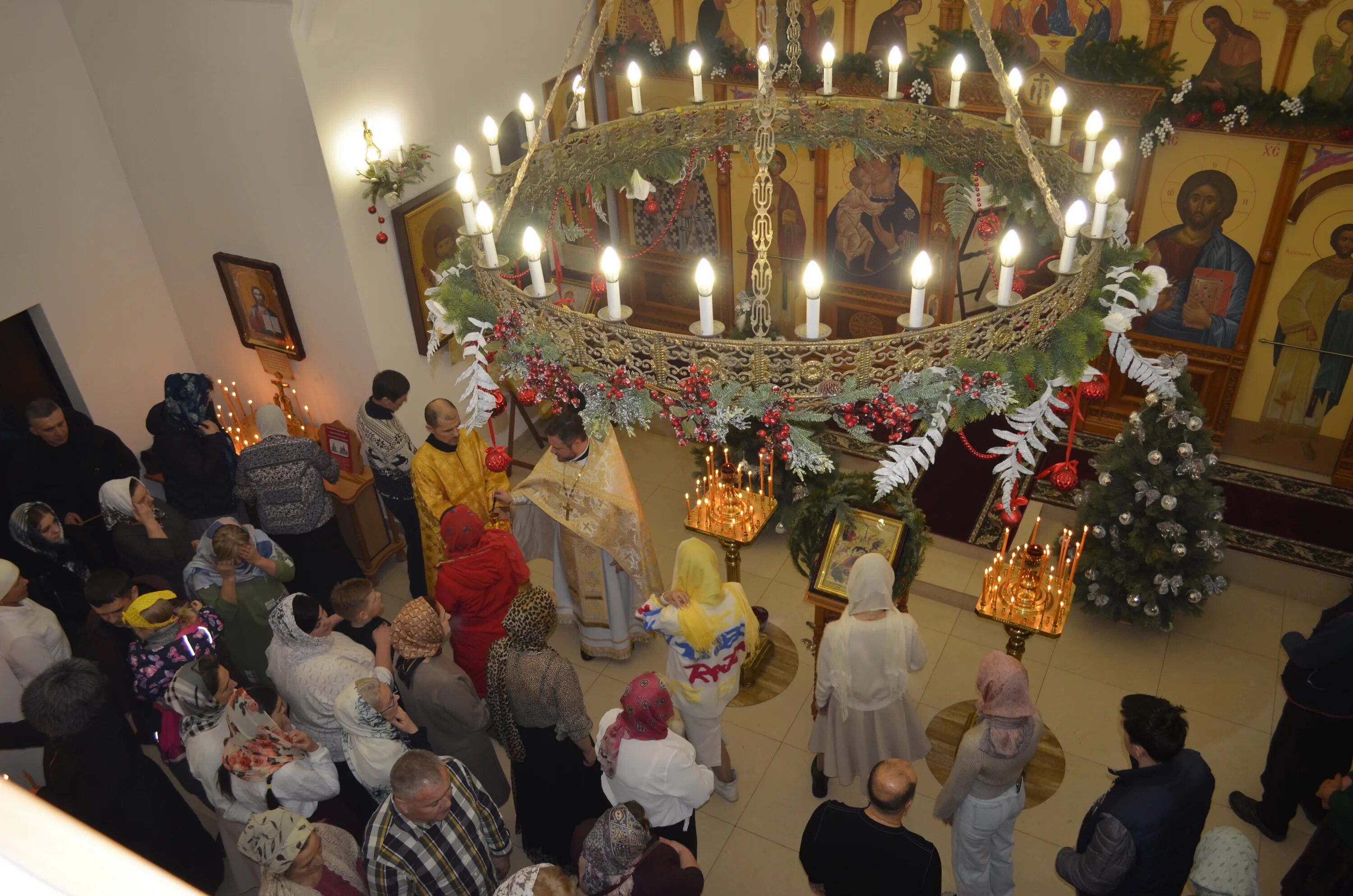 Утренняя служба в церкви в воскресенье. Расписание работы церкви. Службы в церкви расписание. Вечерняя служба в храме. В котором часу начинается служба в церкви.