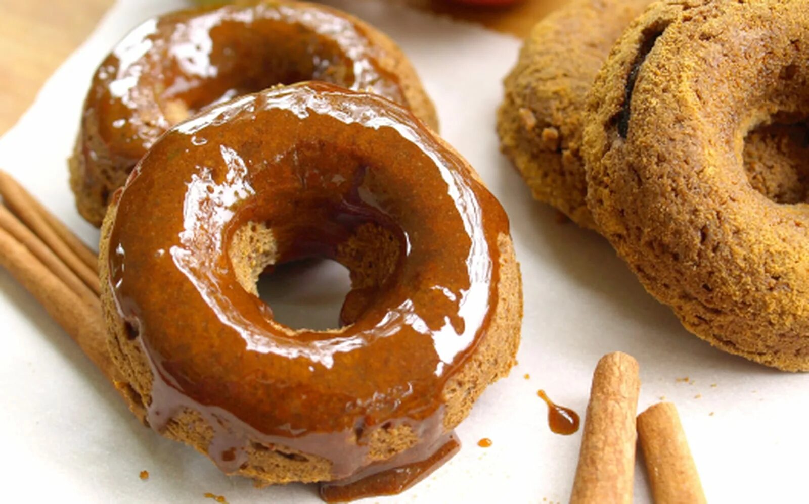 Apple Donuts. Веганский Донатс. Пончик или яблоко. Пончики без масла