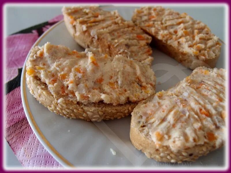 Селёдочный форшмак классический. Бутерброд с творогом и зеленью. Намазка из селедки для бутербродов рецепт классический. Намазка из селедки для бутербродов рецепт классический. Паштет из сельди.