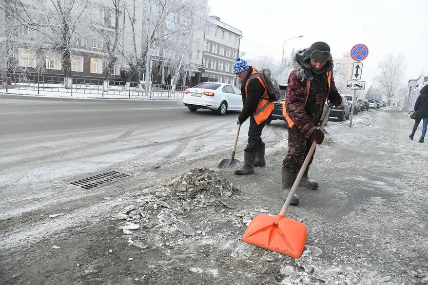 Аккуратнее ходи. Посыпка тротуаров от гололеда. Барнаул тротуары. Авто посыпает тротуары. Пенсионерка на улице зимой в городе Барнаул.