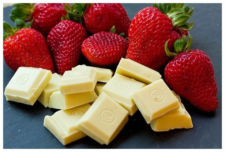 сырок амм веганский. шоколад с сублимированными ягодами. белый шоколад с клубникой. шоколад с клубничными кусочками. шоколад на белом фоне.