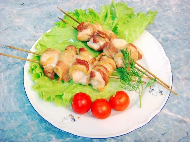 Курица на шпажках с беконом. Шашлык куриный. куриная грудка в беконе на шпажках. куриный шашлык в беконе. шашлык курица в беконе.