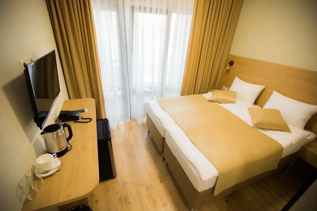 В гостинице какое время. Семья в номере отеля. Табличка расчетный час в отеле. Radio hotel rome. Расчетный час в гостинице.