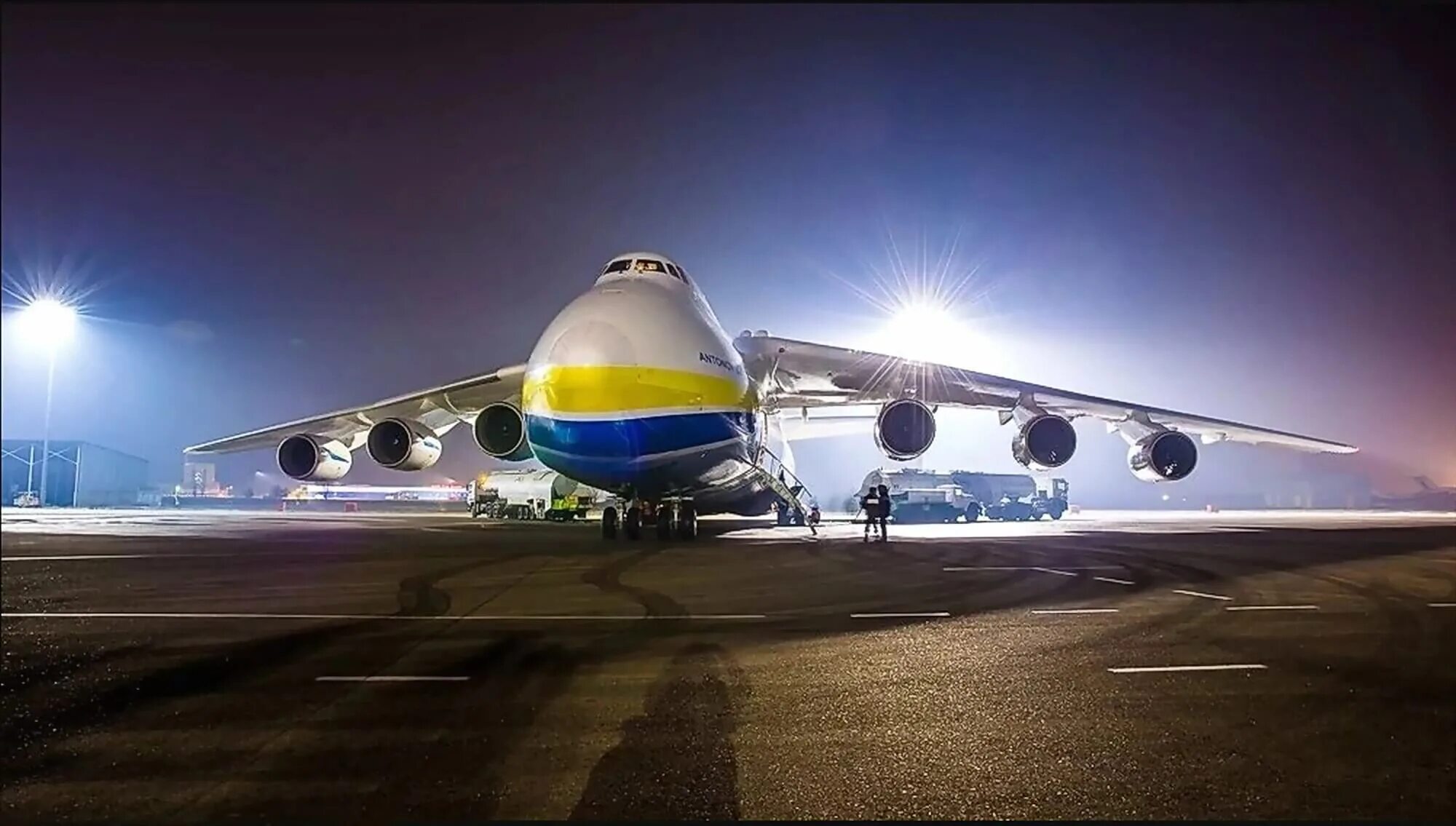 Самый большой самолет в мире. АН 225 мега Мрия. АН-124 Мрия. АН 225 Мрия ночью. АН-225 Мрия в небе.