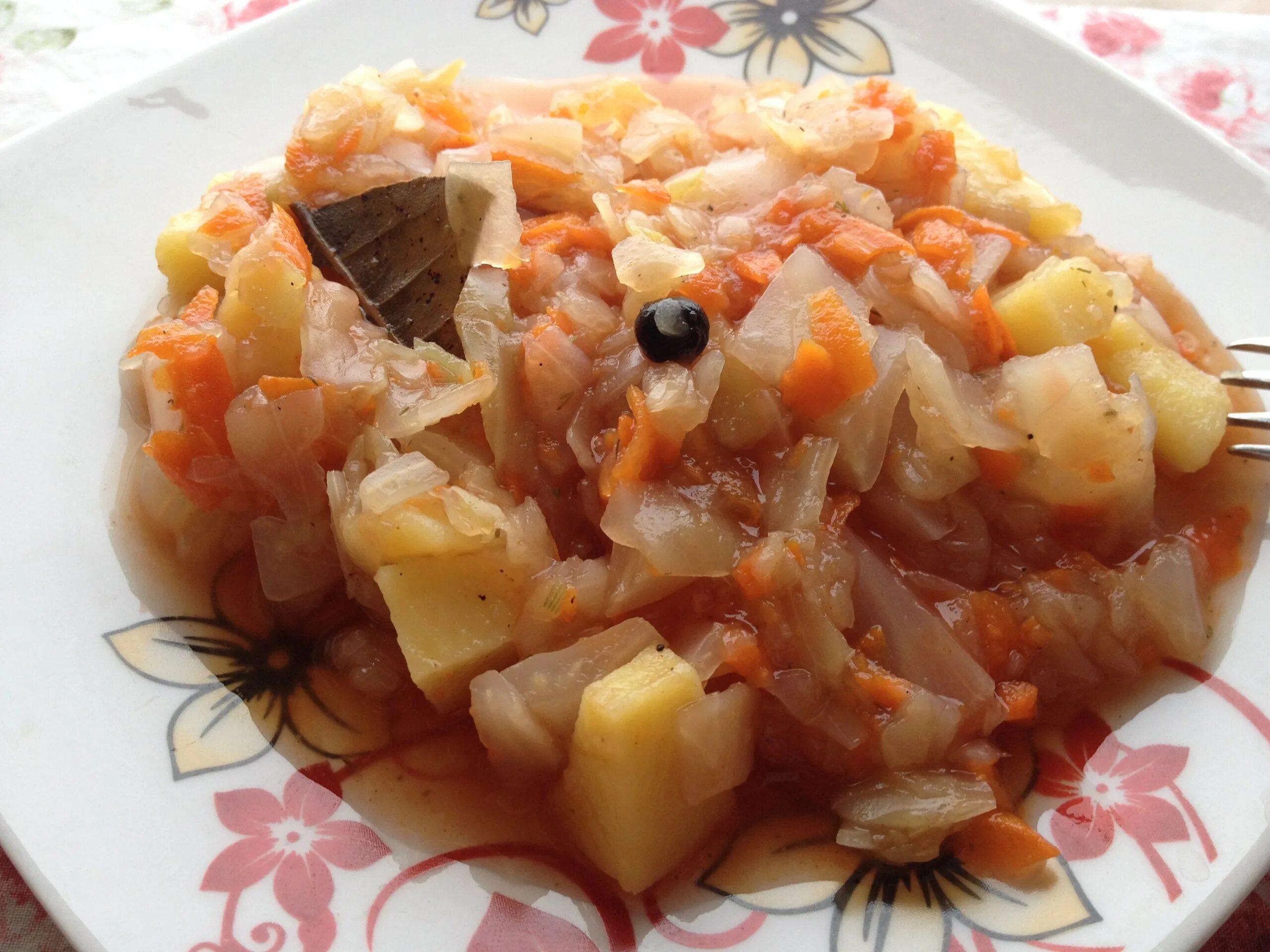 Капуста тушеная в мультиварке с томатной. Тушёная капуста с горошком. тушёная капуста в мультиварке. тушеная капуста с морковкой. тушеная капуста с горошком и морковкой.