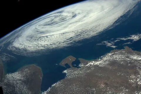 1 увидел нашу землю из космоса