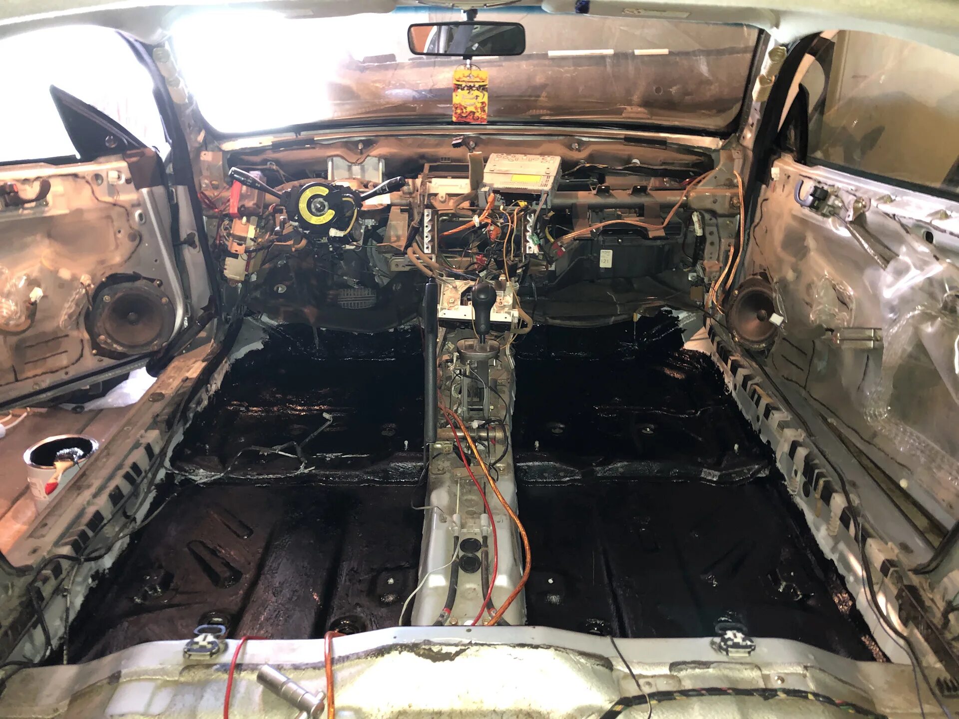 Обработка днища изнутри. Антикор салона автомобиля. Днище авто из салона. Днище изнутри автомобиля. Обработка пола автомобиля изнутри от коррозии.