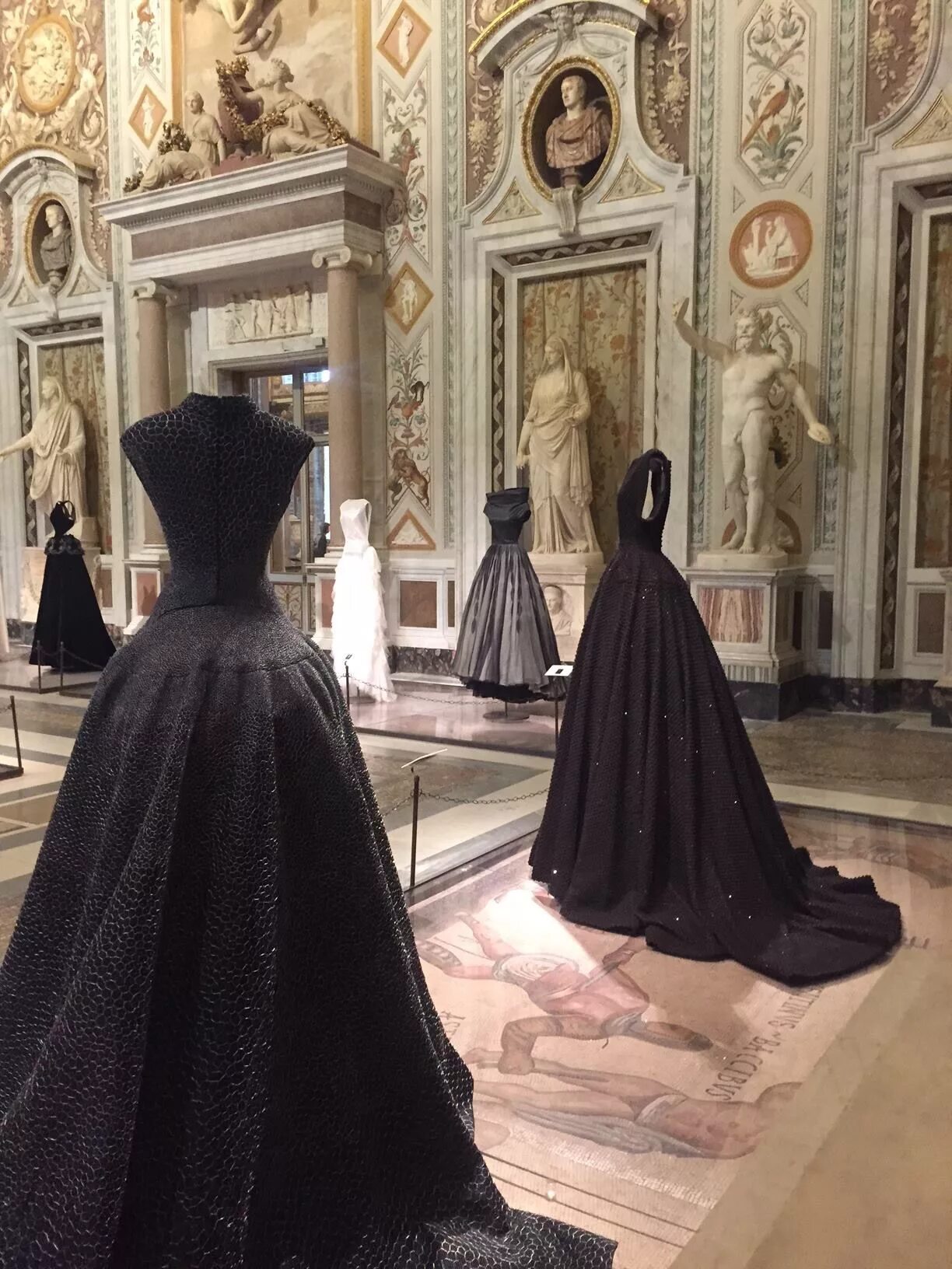 Шерри хилл 2022. Аззедин алайя черное платье. Платье мест. Платья в королевском стиле. Платье мест.