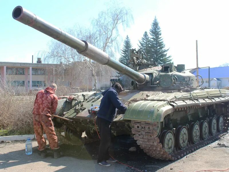 Погода усть калманка алтайский край на 14. Усть Калманка танк. Проект Усть-Калманки аллея. Волонтеры покрасили танк. Мобилизация в Калманке.