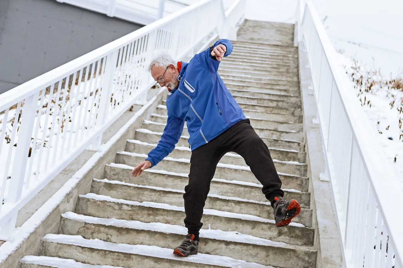 Он поскользнулся поднимаясь по лестнице. Человек оступился на лестнице. Лестница для пожилых людей. Падает с лестницы. Человек спотыкается на лестнице.