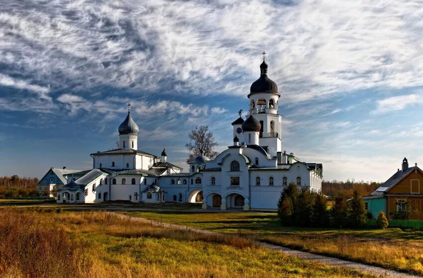 Монастыри псковской области фото. Иоанно-Богословский Крыпецкий монастырь. Крыпецкий монастырь Псков. Савво Крыпецкий монастырь. Иоанно-Богословский Савво-Крыпецкий мужской монастырь.