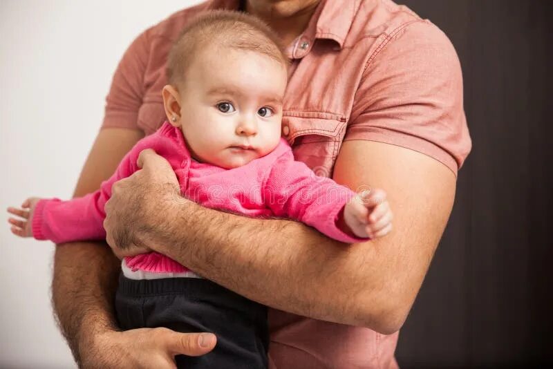 Дочь на руках. Мужчина держит ребенка на руках. Ребенок на руках у папы. Новорожденная дочка на руках.