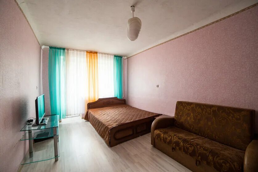 Однокомнатная квартира в омске. Снять однокомнатную в омске посуточно. Карла маркса 87а 1 комнатная. Карла маркса 87а вид с балкона. Однокомнатная квартира в омске.