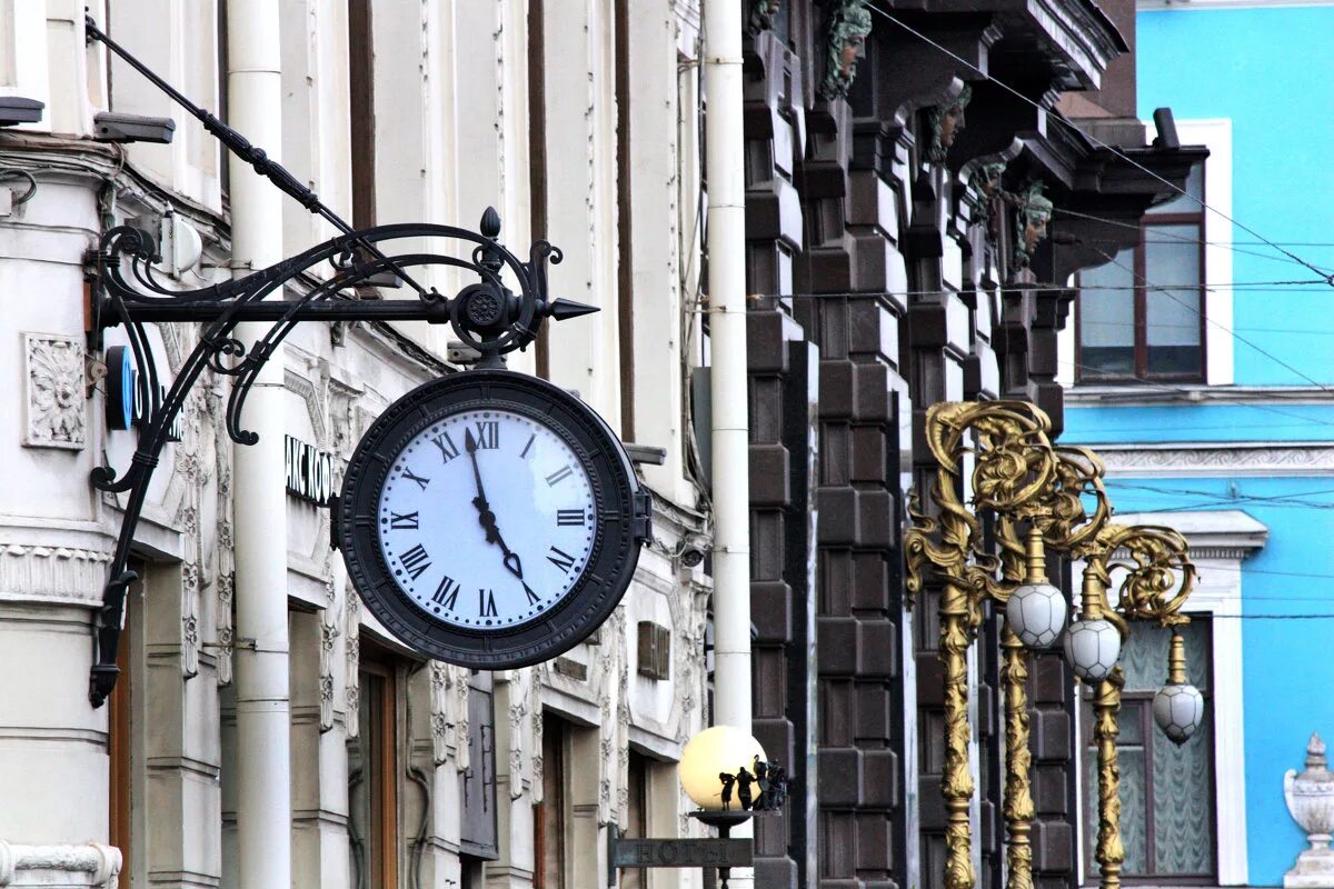 Уличные часы для загородного. Часы на Невском проспекте. Уличные часы. Старинные уличные часы.