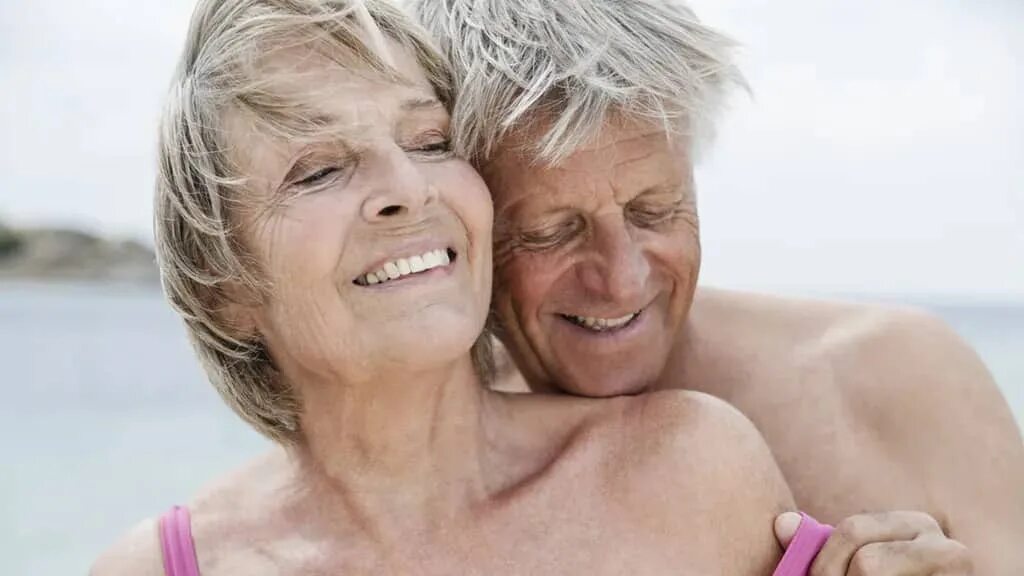 мужчина и женщина в возрасте. возрастные родители. мужчина и женщина в возрасте. влюбленные в возрасте. женщины за 50 с парень.