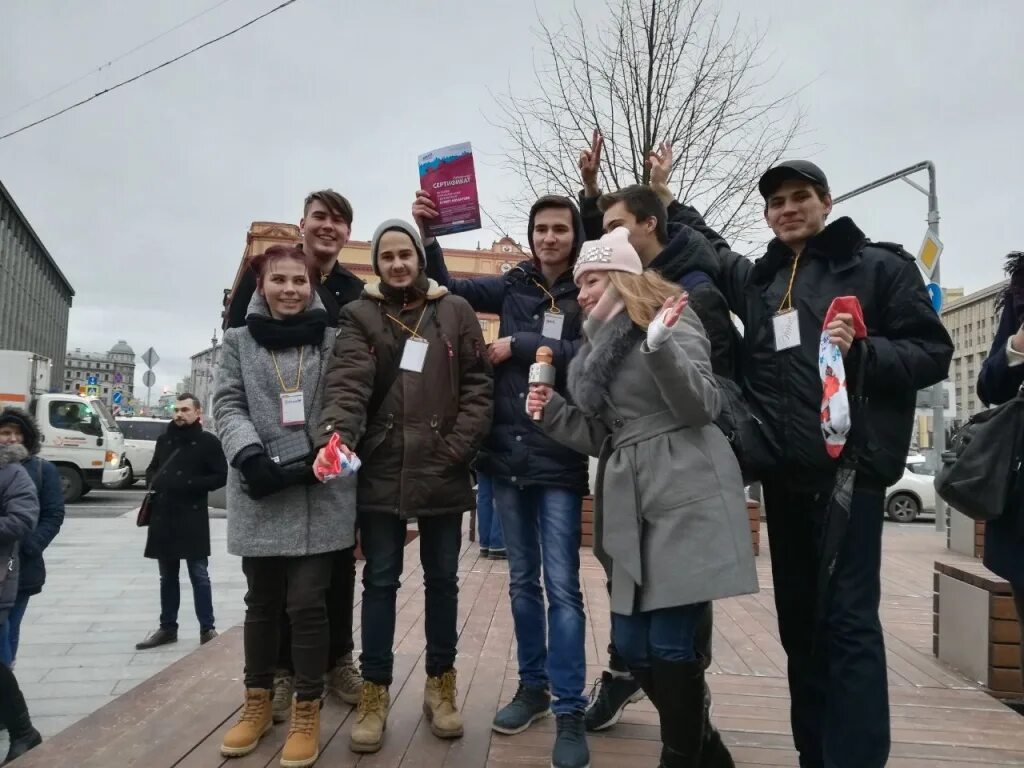 Места в москве для молодежи зимой. Молодежь в городе. китай город молодежь. китай город москва молодежь. китай город место для молодежи.