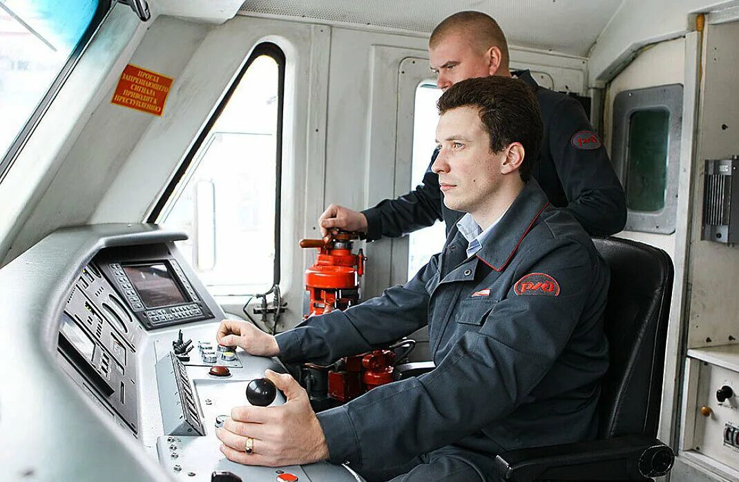 Работа машинист ростовская область. Профессия помощник машиниста тепловоза. Профессия помощник машиниста электровоза. Помощник машиниста Локомотива. Помощник машиниста ЖДСМ.