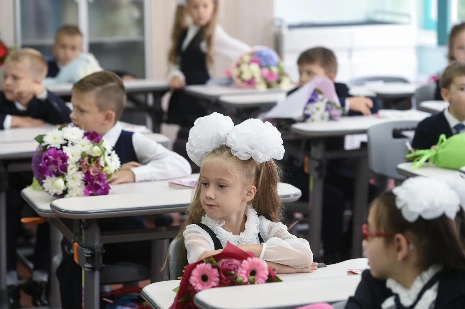 Первоклашки на линейке девочки. Самира ханларовна протон. В первый класс в 9 лет. Первоклассницы. Дети в школе.
