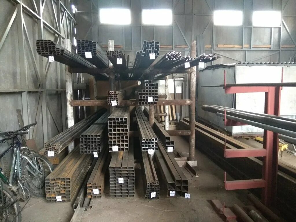 стальная труба 219х10. балка б1 16. уголок 25х25х4. металлопрокат вологда. складирование металлопроката.