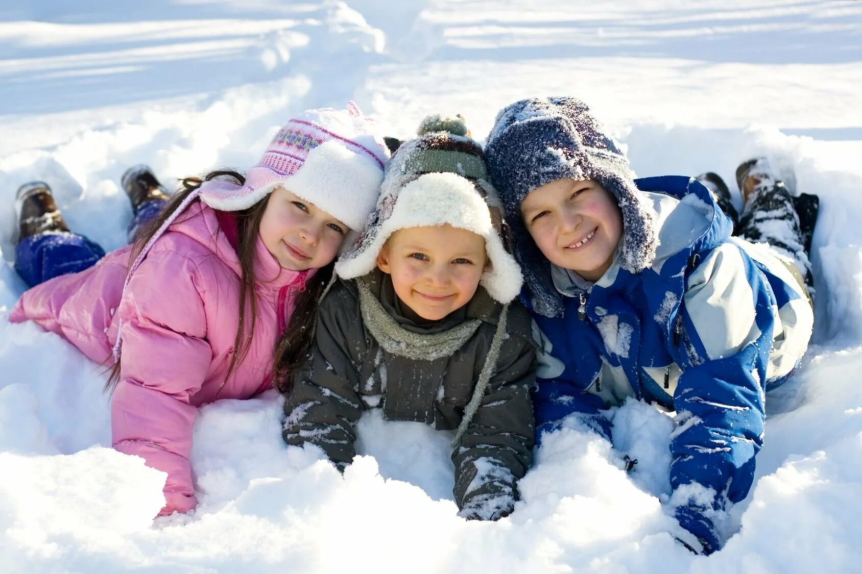 Дети зимой. Дети в снегу. Дети на прогулке зимой. Детская зимняя фотосессия.