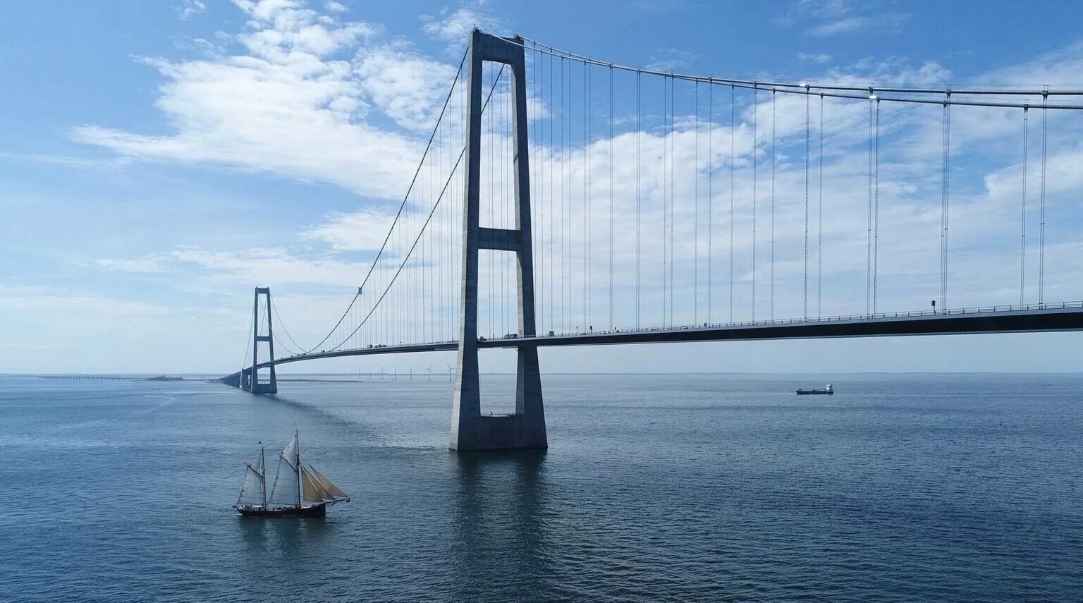 Мост пролив Бельт. Мост большой Бельт в Дании. Нюборг Корсер мост. Great bridge