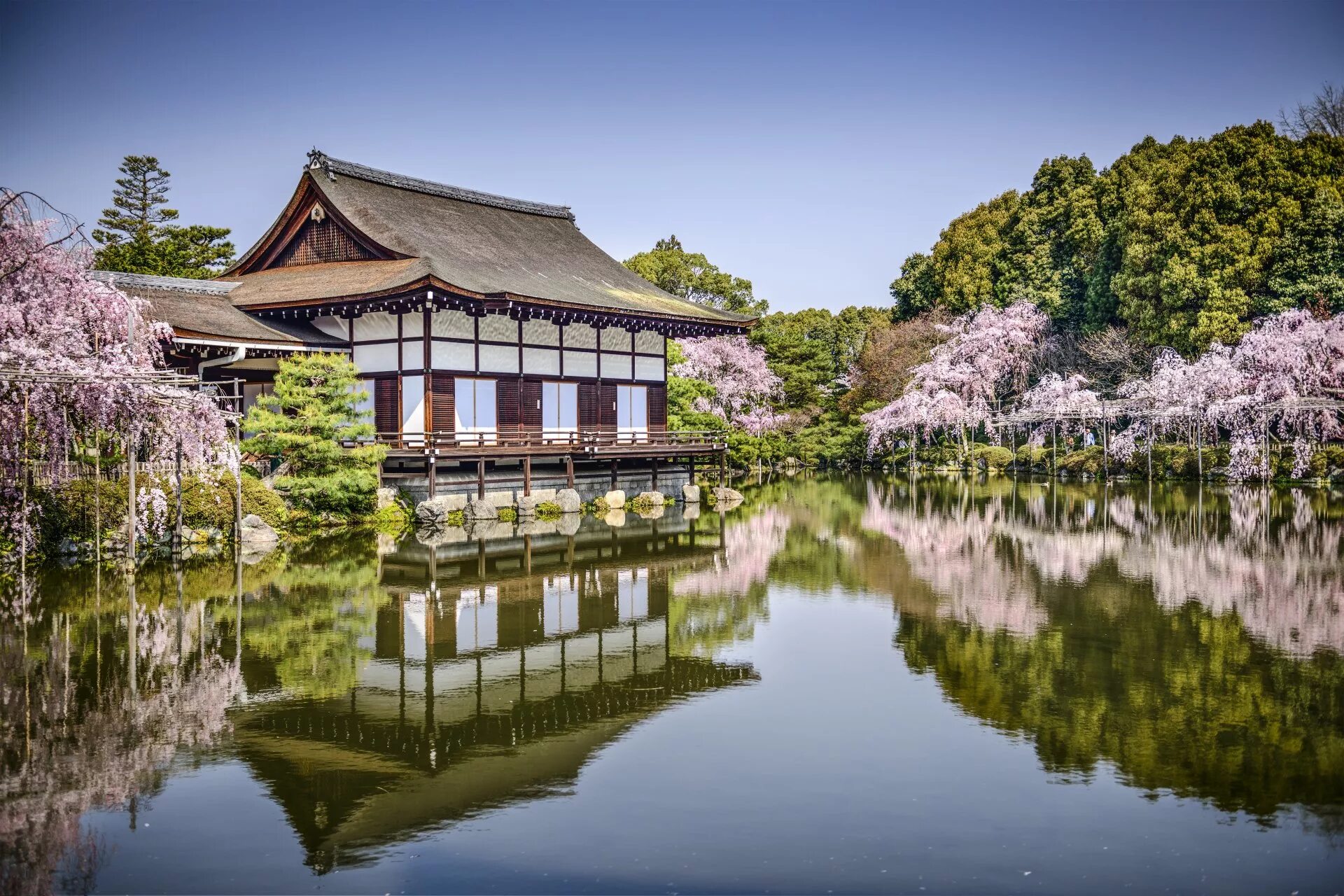 Храм Хэйан Киото. Япония Киото Сакура. Озеро в Японии Киото храм. Япония сады в Киото Сакура. Китай обои на стол