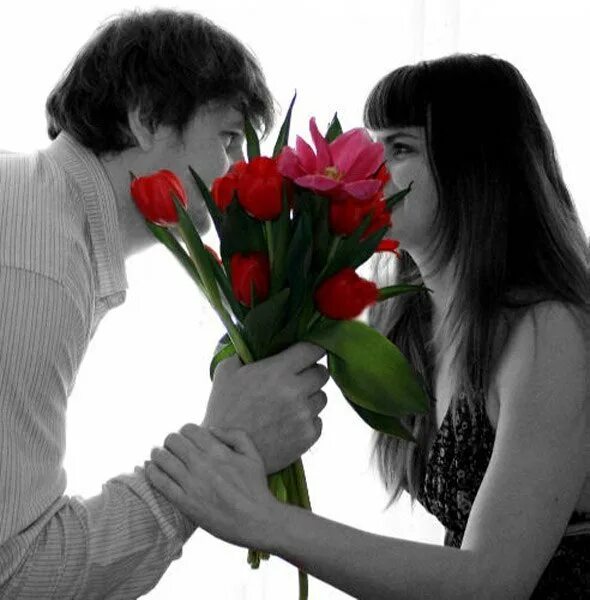 Песня дарите женщинам розы. Парень дарит девушке цветы. Мужчина дарит цветы женщине. Женщина дарит цветы женщине. Мужчина и женщина с цветами.